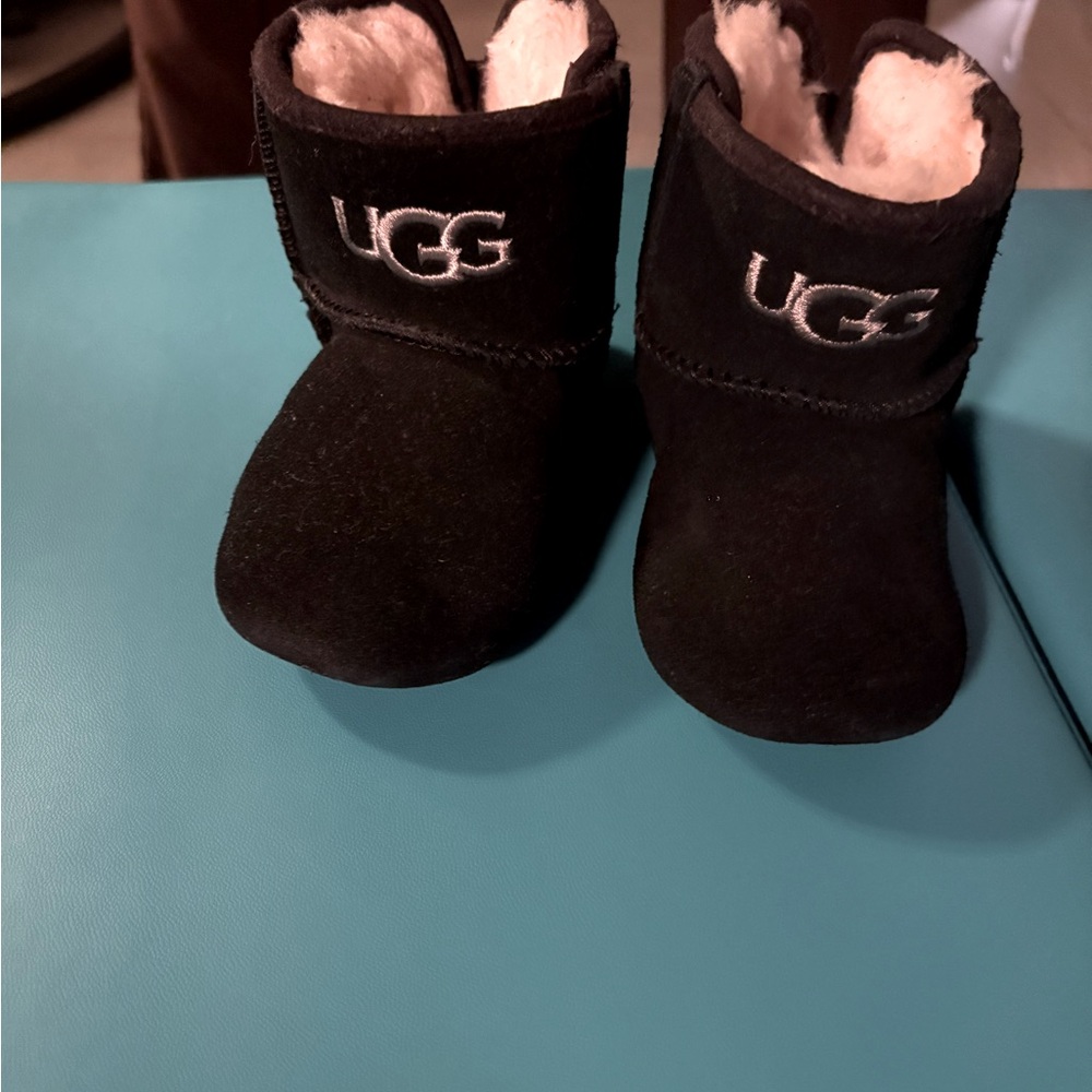 Like New Baby boy or girl Uggs only worn twice 9.5/ 10 condition size 4/5